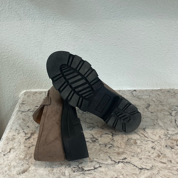 Crown Vintage Tan Flats with Black Soles - Picture 4 of 7